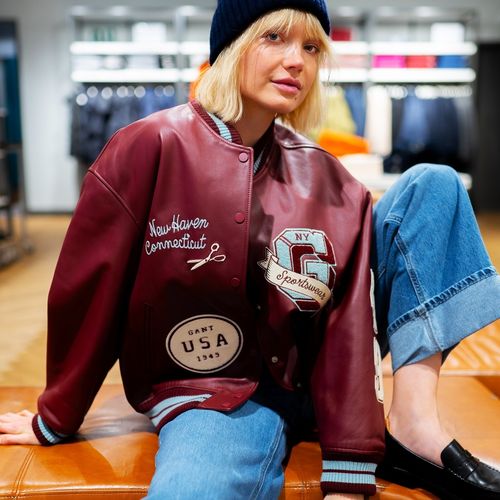 Fashion Friday😍 Dieser trendige Look vereint sportliche Coolness und lässigen Style! Die angesagte College-Jacke im...