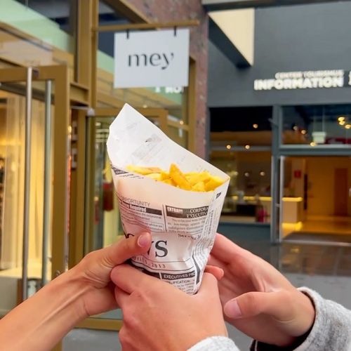 Foodlover 🍟 Pommes gehen einfach immer – der perfekte Snack für zwischendurch! 😋 Gönn dir während deiner Shoppingpause...