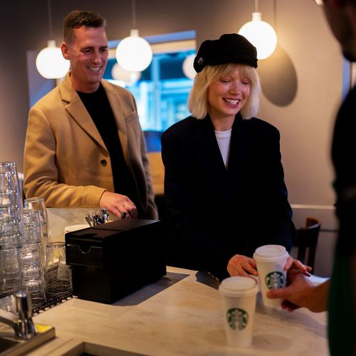 Gönn dir eine wohlverdiente Shoppingpause bei Starbucks und lass dich von einem heißen Tee oder Kaffee verwöhnen! ☕️ ...