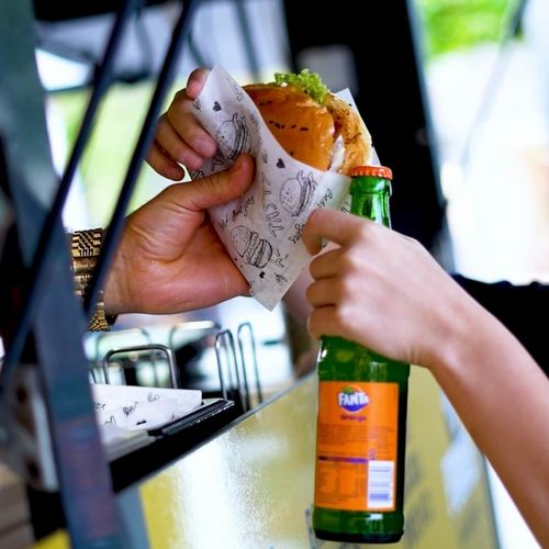 Happy Cheeseburger Tag! 🍔 Heute feiern wir die perfekte Kombi aus saftigem Patty, geschmolzenem Käse und frischen...